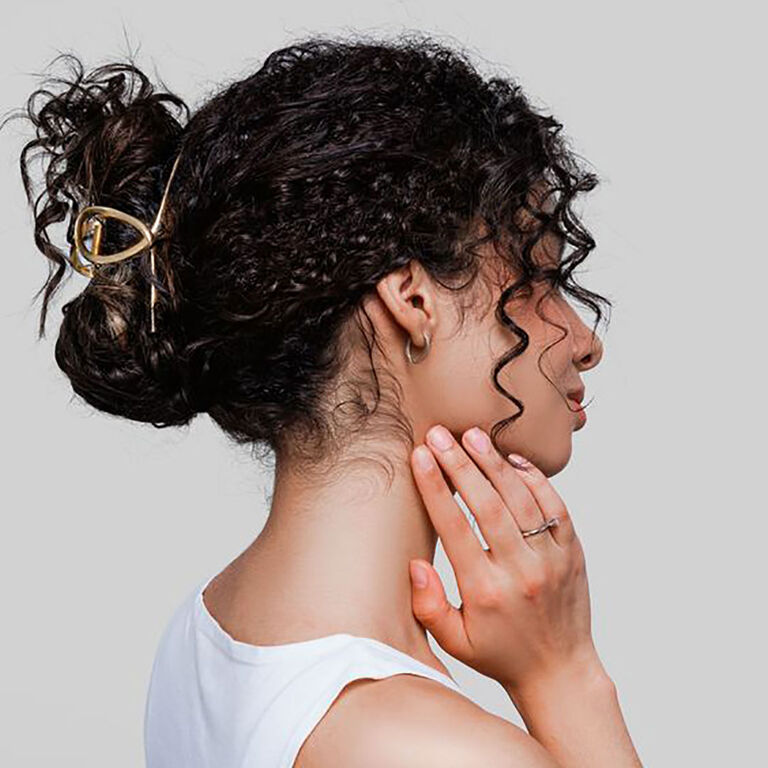 Pince croco sur cheveux boucl&eacute;s